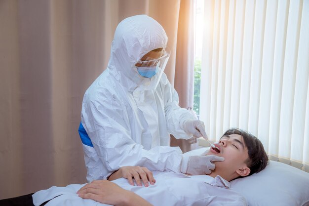 Foto equipe profissional de médicos usando uniforme de segurança e máscara médica para se proteger da situação do coronavírus no hospital para tratamento e cuidar do paciente