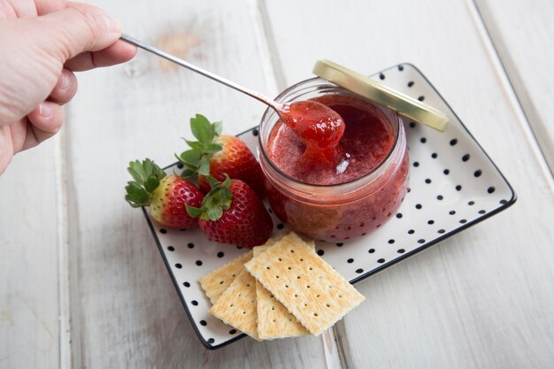 Foto erdbeerfrucht rote marmeladengelee-marmelade aus früchten und zucker