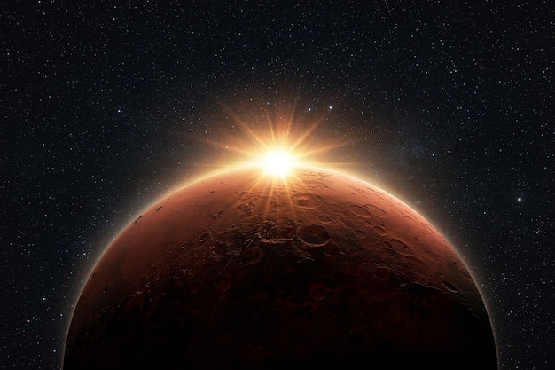 Erstaunlicher roter Planet Mars mit Sonnenaufgangsstrahlen im tiefen Sternenraum Space Wallpaper