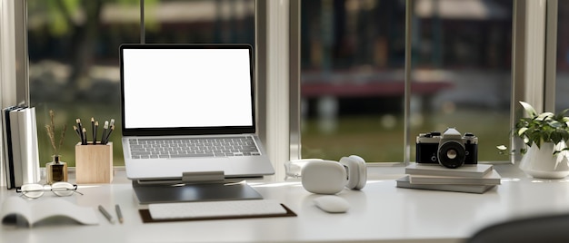 Espaço de trabalho de mesa de escritório criativo moderno com notebook em um suporte de laptop imagem aproximada