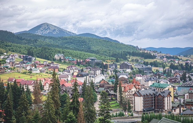 Estância turística nas montanhas na Ucrânia Bukovel