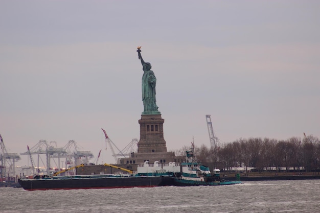 Foto estátua no mar