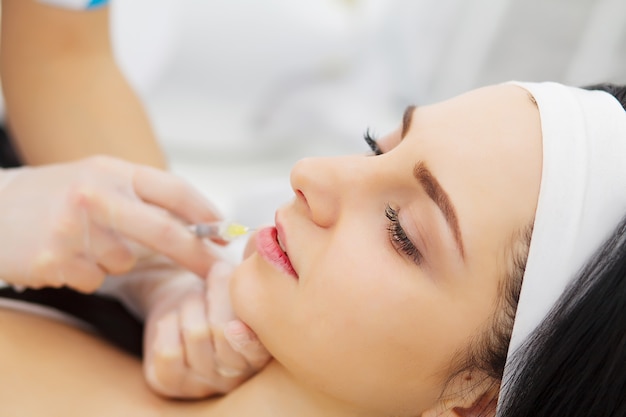 Esteticista, fazendo, injeção beleza, para, mulher, lábios