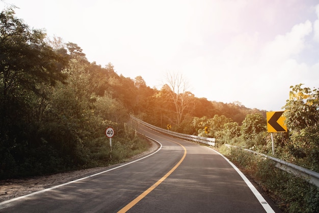 Estrada curva em uma bela montanha