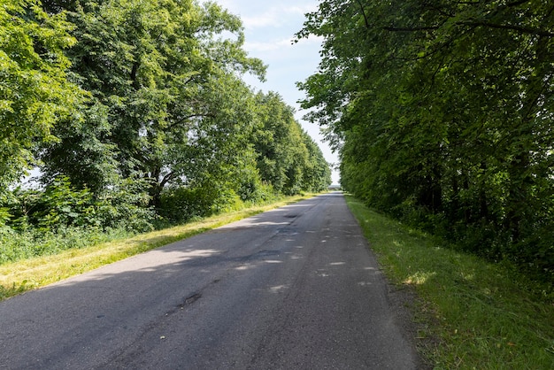 Estrada pavimentada para o tráfego de automóveis