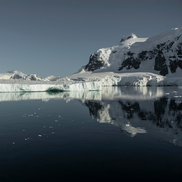 Estreito de Lemaire paisagem costeira montanhas e icebergs Península Antártica Antártica