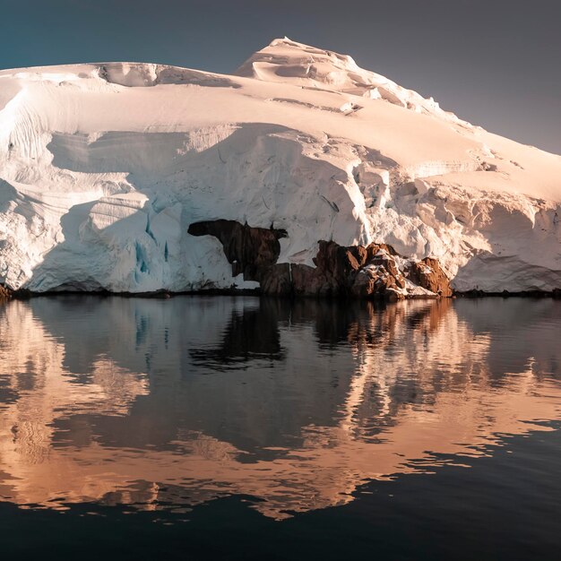 Estreito de Lemaire paisagem costeira montanhas e icebergs Península Antártica Antártica