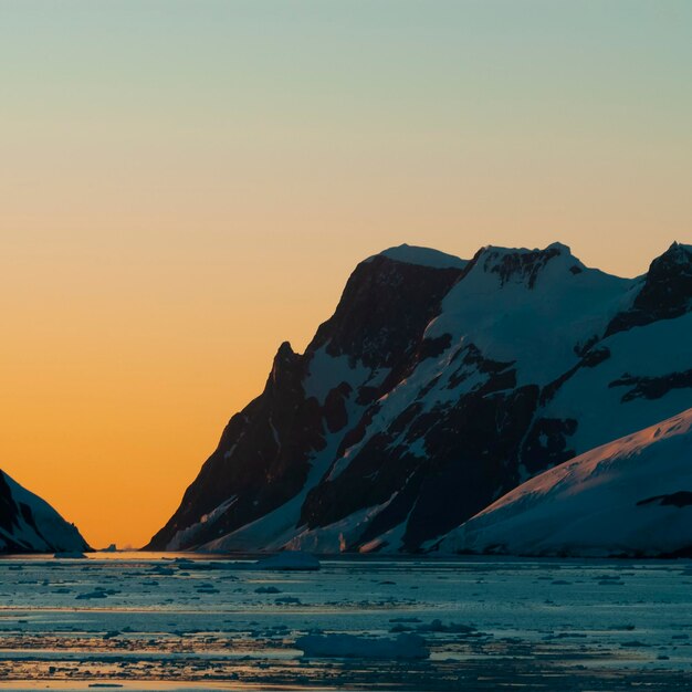 Estreito de Lemaire paisagem costeira montanhas e icebergs Península Antártica Antártica