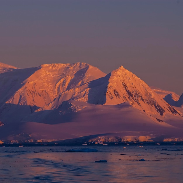 Estreito de Lemaire paisagem costeira montanhas e icebergs Península Antártica Antártica