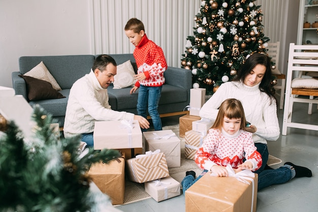 Família amorosa comemorando o Natal em casa