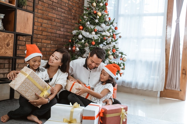 Família asiática feliz comemorando o Natal juntos em casa