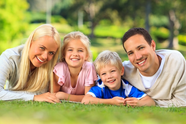 Família deitada no parque