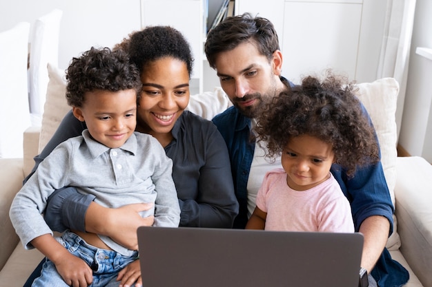 Família fofa passando um tempo juntos