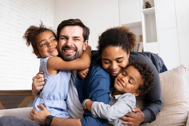 Família fofa passando um tempo juntos