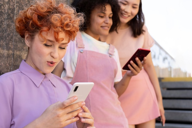 Feche as mulheres com smartphones