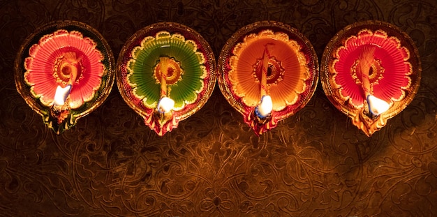 Feliz Diwali Diya, lâmpadas de óleo coloridas, vista superior