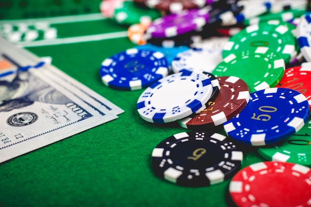 Fichas de poker e notas na mesa no casino