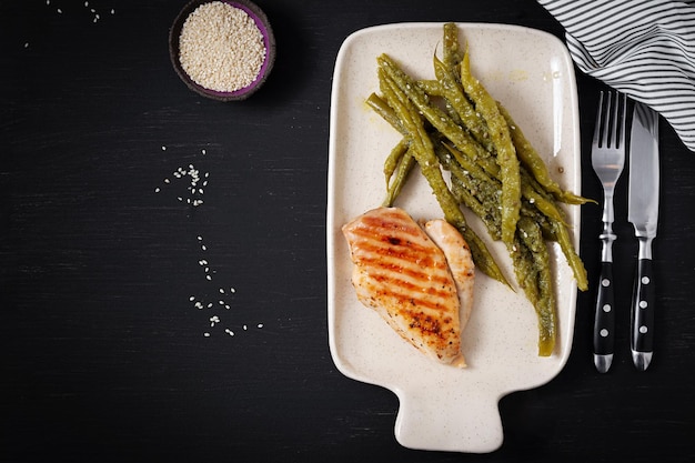 Filé de frango cozido na grelha e enfeite de feijão verde Vista superior