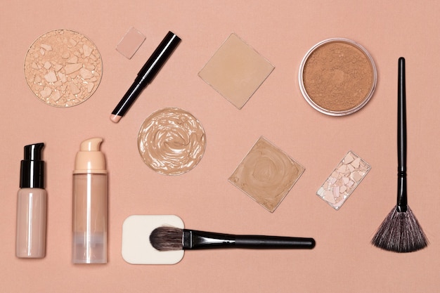 Flaches Stillleben von Foundation-Make-up-Produkten