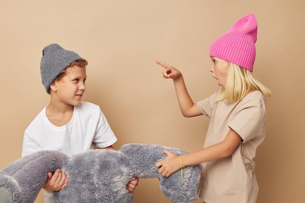 Foto von zwei Kindern in Hüten mit einem Teddybär Freundschaft Lifestyle unverändert