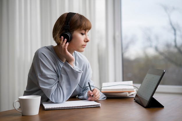 Frau, die an E-Learning-Kursen teilnimmt