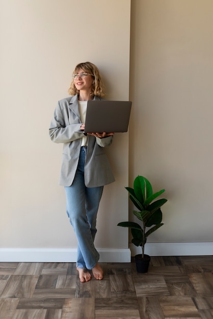 Frau, die einen vollen Schuss des Laptops hält