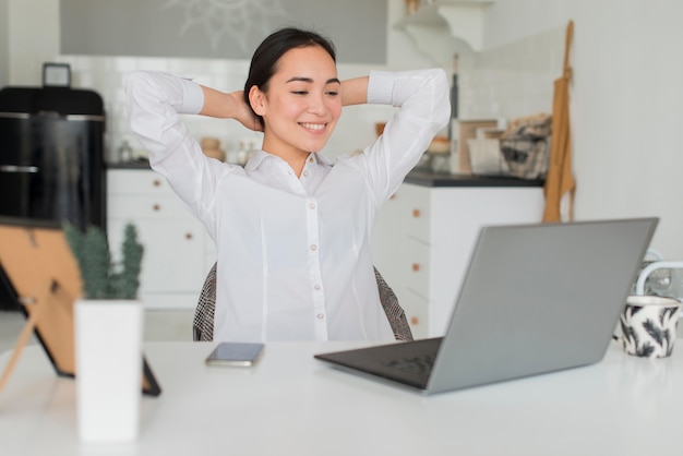 Frau, die von zu Hause aus arbeitet