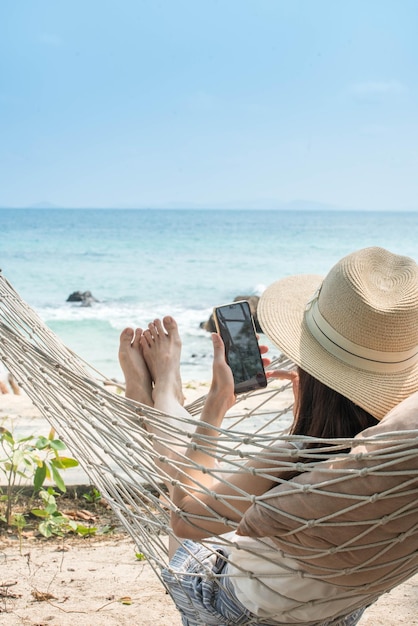 Foto frau ruht am strand am meer gegen den himmel aus