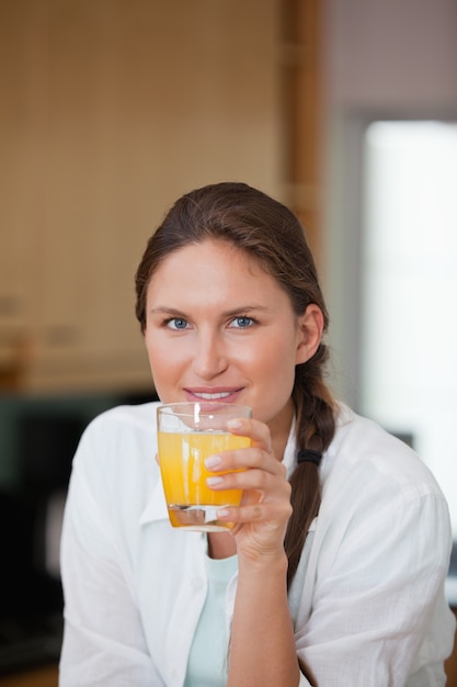 Frau trinkt Orangensaft