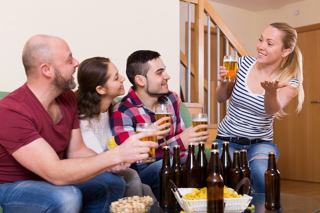 Freunde, die mit Bier abhängen