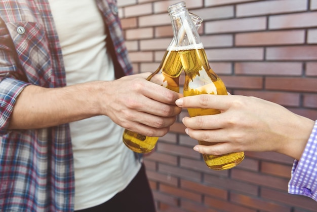 Foto freunde genießen mit bier auf einer braunen mauer