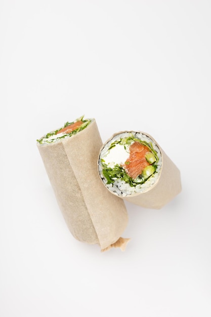 Foto frische brötchen mit lachs-thunfisch-reis und frischkäse auf weißem hintergrund