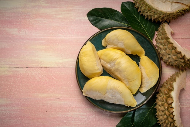 Frutas frescas de Durian na placa preta Frutas de Durian com casca o rei das frutas em fundo de madeira