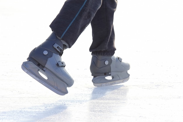 Foto füße schlittschuh auf der eisbahn