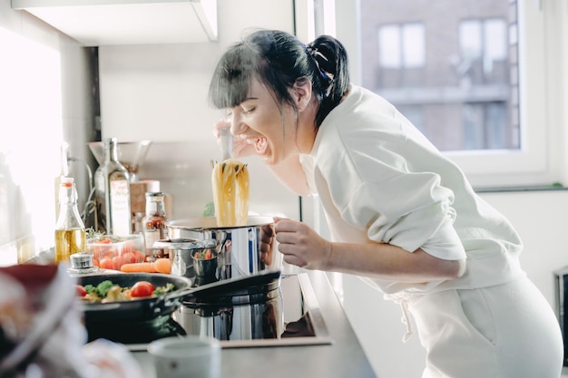 Garota cozinhando na cozinha comida saudável