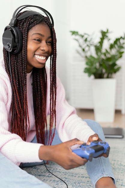 Garota feliz jogando videogame em casa