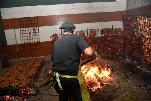 Gaucho assado churrasco salsicha e costelas de vaca cozinha tradicional argentina Patagônia Argentina