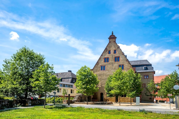 Foto gebäude nach feldern in der stadt