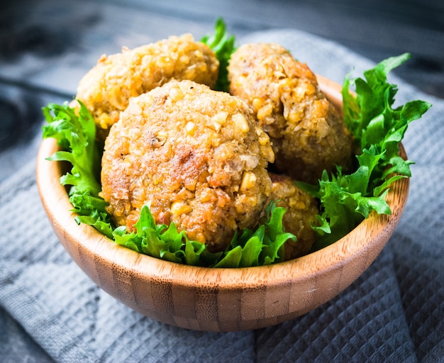 Gebratener Kichererbsenfalafel und Blätter des grünen Salats