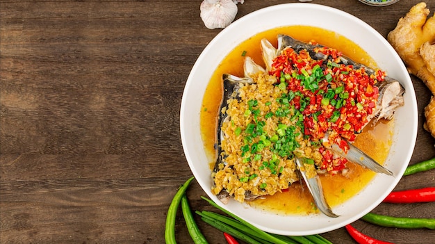 Gedämpfter Fischkopf mit gewürfelter scharfer roter Paprika