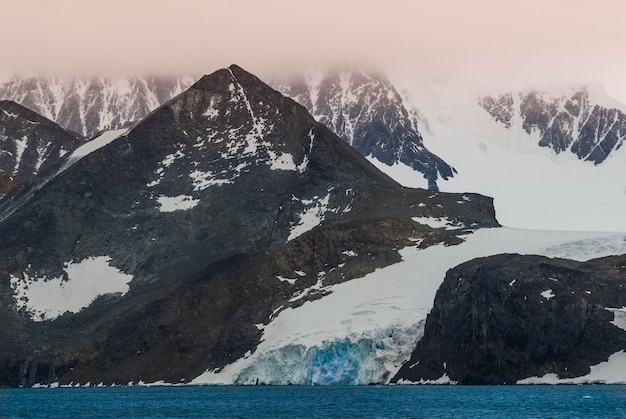 Geleira antártica e montanhas pólo sul