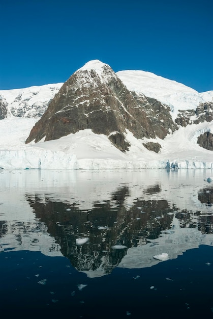 Geleiras e montanhas na Península Antártica de Paradise Bay, Antártica