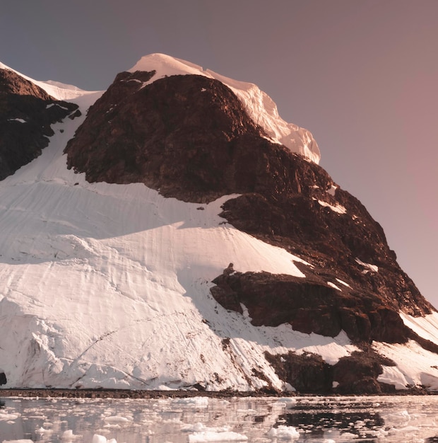 Geleiras e montanhas na Península Antártica de Paradise Bay, Antártica