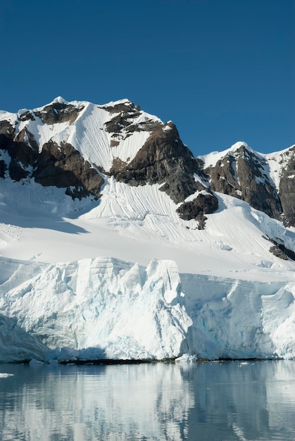 Geleiras e montanhas na Península Antártica de Paradise Bay, Antártica