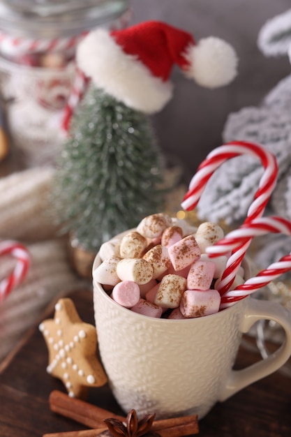 Gemütliche Weihnachtskomposition mit einer Tasse und Keksen. Heiße Schokolade mit Marshmallow.