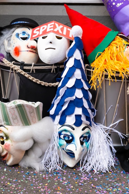 Foto gerbergaesslein basel schweiz - märz 12, 2019 karneval basel eine maske und schlange trommeln