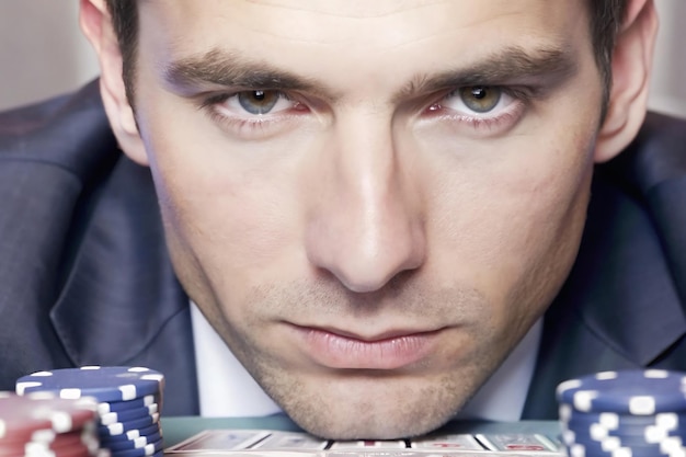 Foto geschäftsmann spielt casino foto