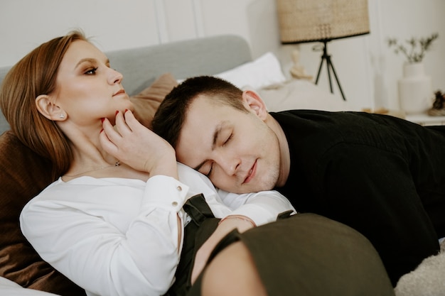 Geschäftspaar auf dem Bett im Hotelzimmer