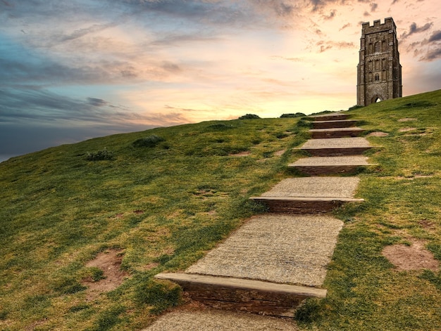 Foto glastonbury tor in der abenddämmerung