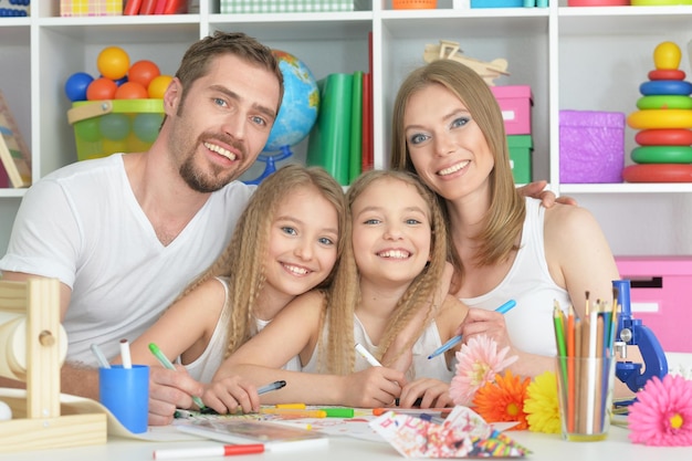 Glückliche Eltern mit ihren Kindern verbringen Zeit zu Hause